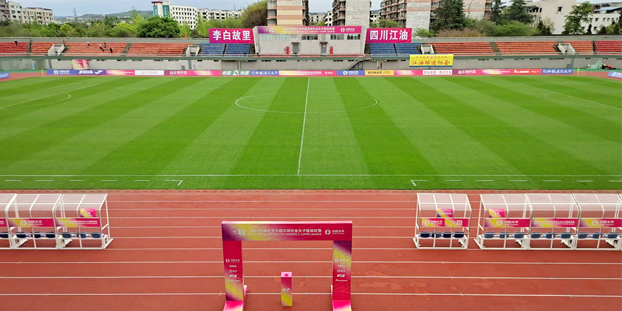 四川江油体育中心足球场成功引进德耐优三联滚刀剪草机
