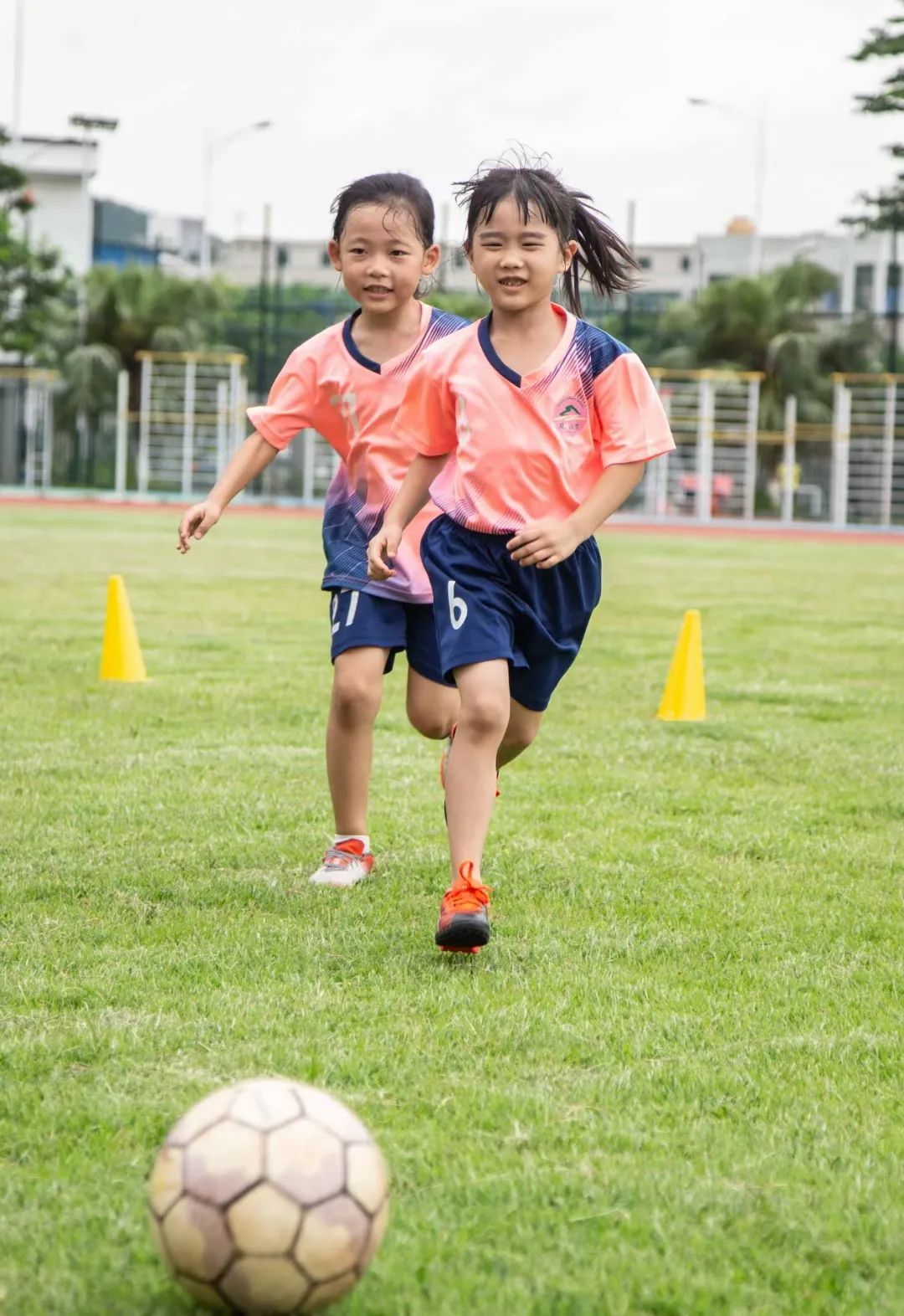 双料冠军！旗峰小学蝉联三年！里水校园足球再创辉煌！