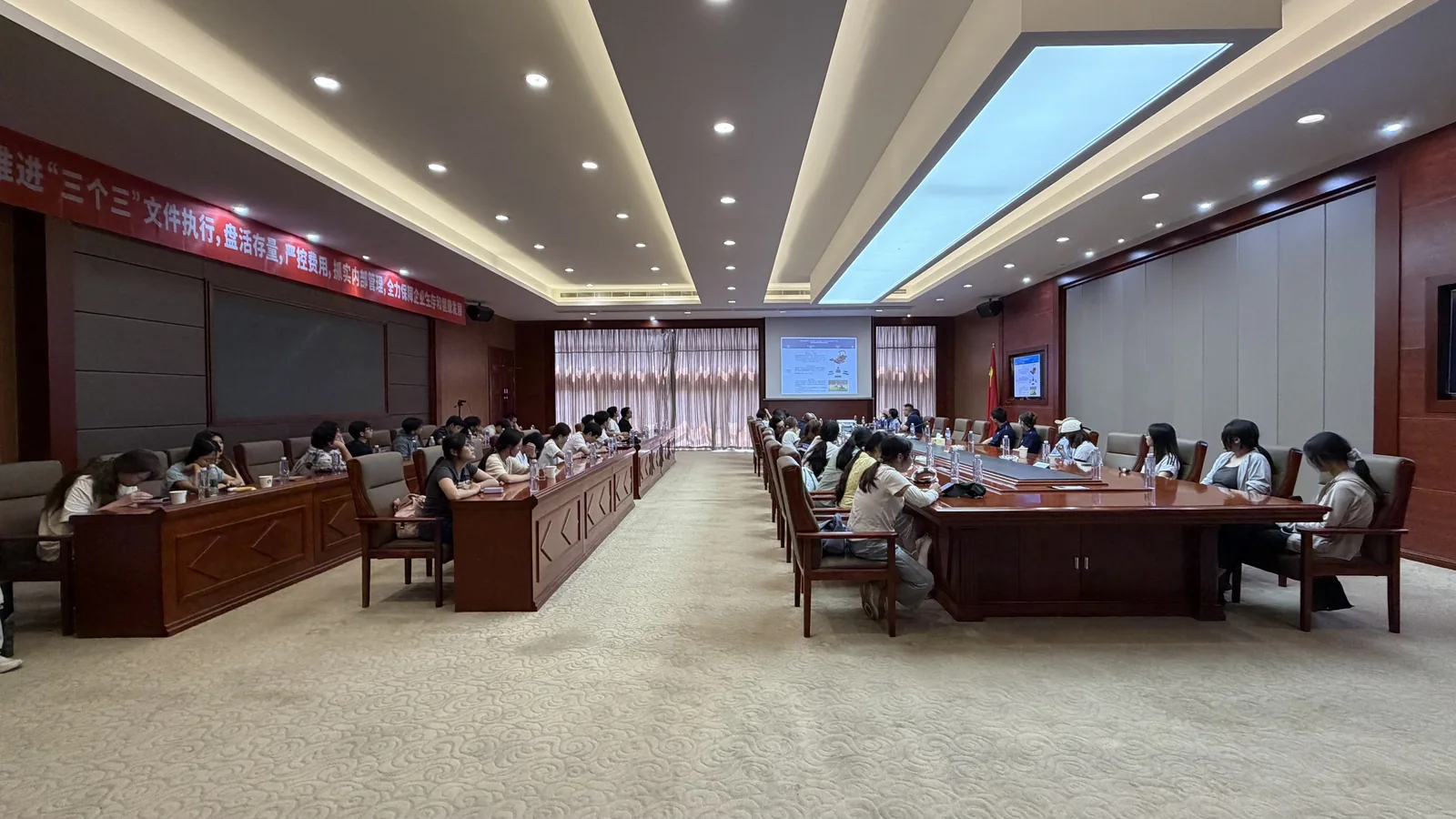 DENAIYOU 德耐优会议室内的会议场景