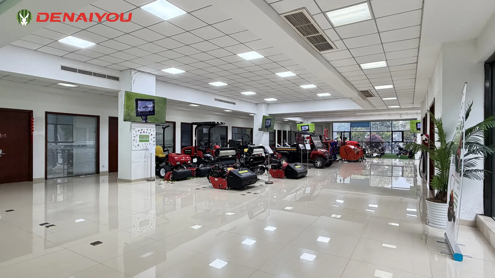 DENAIYOU 德耐优展厅内展示的草坪设备